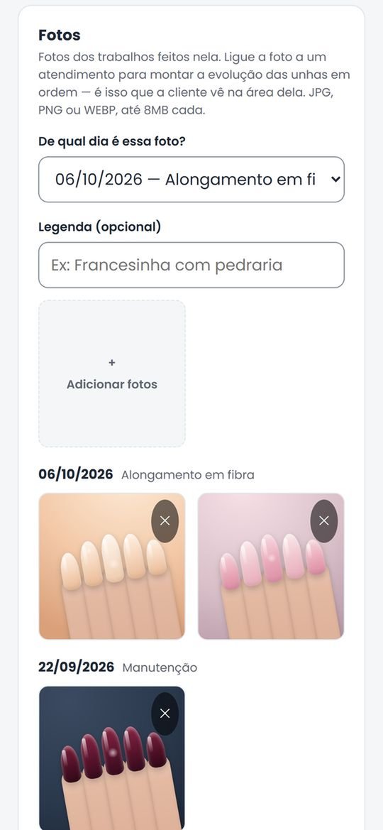 Ficha da cliente na parte Fotos: o botão Adicionar fotos e as fotos das unhas agrupadas por atendimento, com a data e o serviço